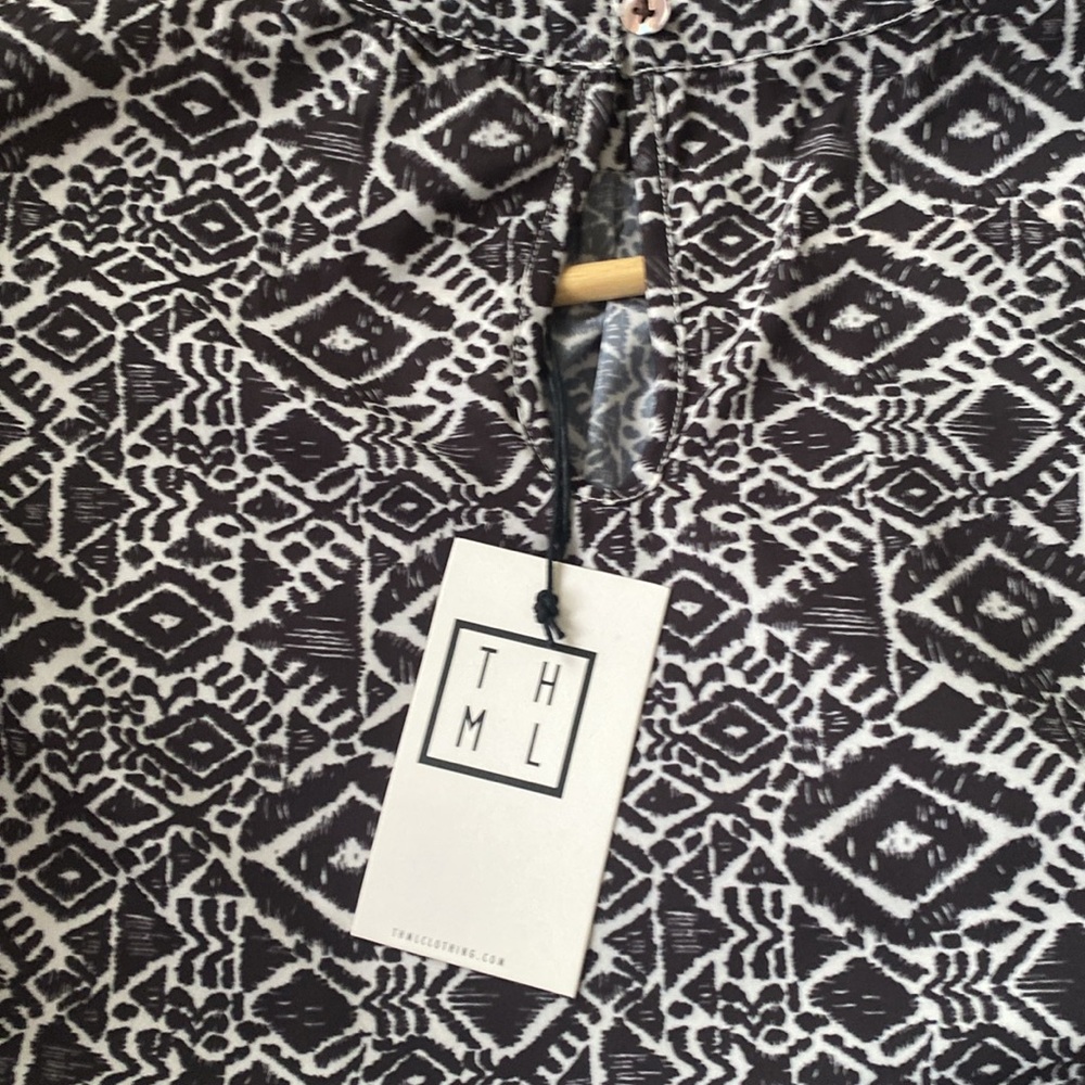 NWT THML Black and White Flutter Sleeve Print Top Blouse size L - Picture 7 of 11